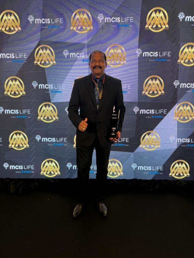 Lingam receiving recognition at MCIS event